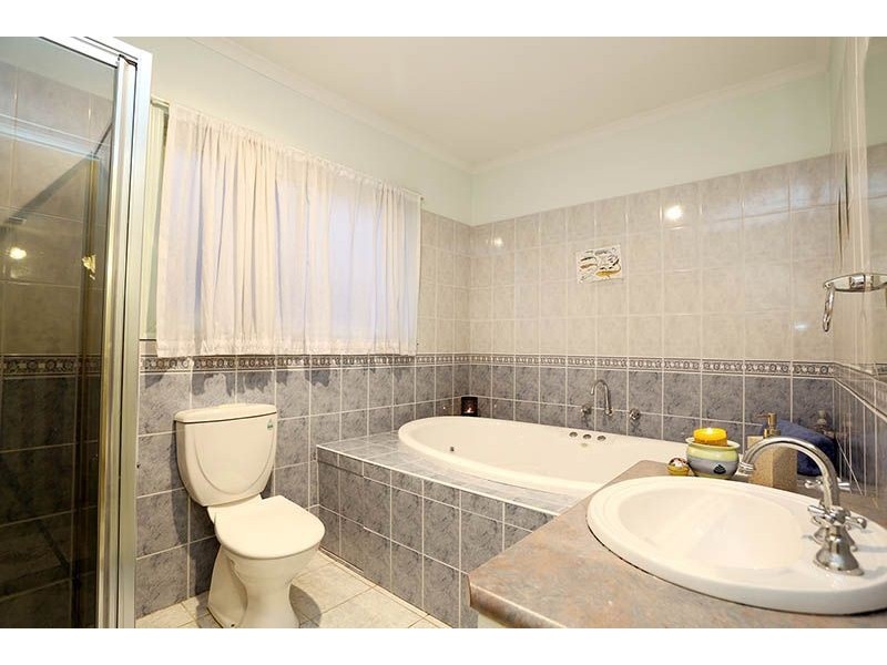 24 Plumpton Avenue, Oak Park VIC 3046