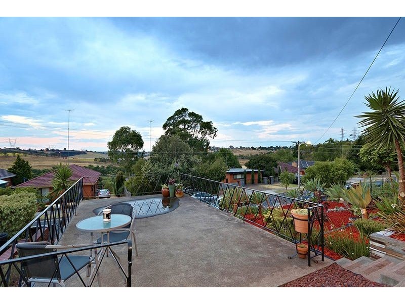 27 Moonee Boulevard, Glenroy VIC 3046
