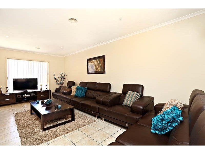 8/32 Papworth Place, Meadow Heights VIC 3048