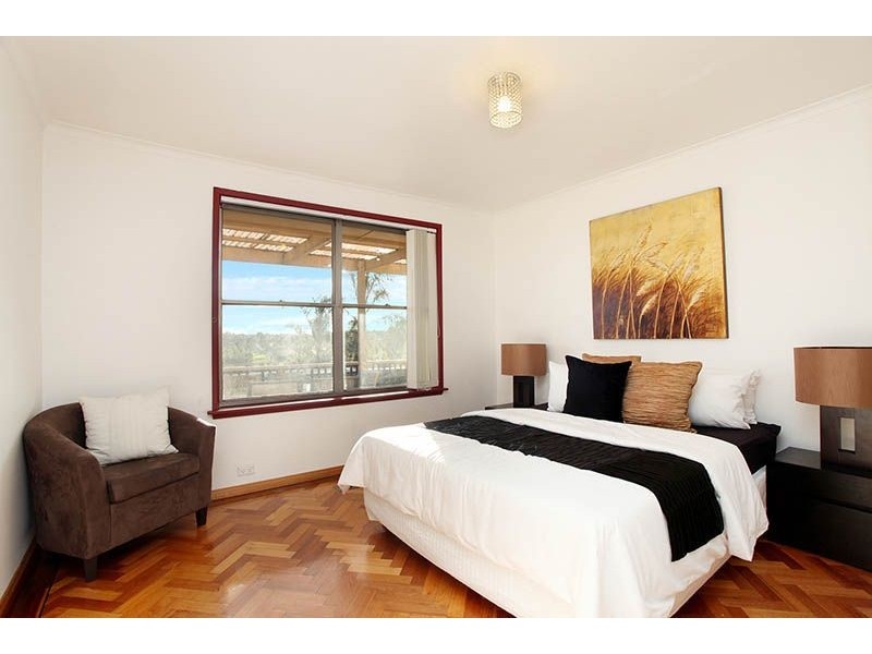 27 Hendricks Crescent, Jacana VIC 3047