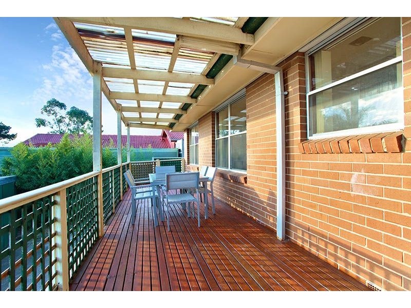 27 Hendricks Crescent, Jacana VIC 3047