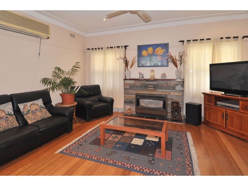 8 Jacaranda Street, Oak Park VIC 3046