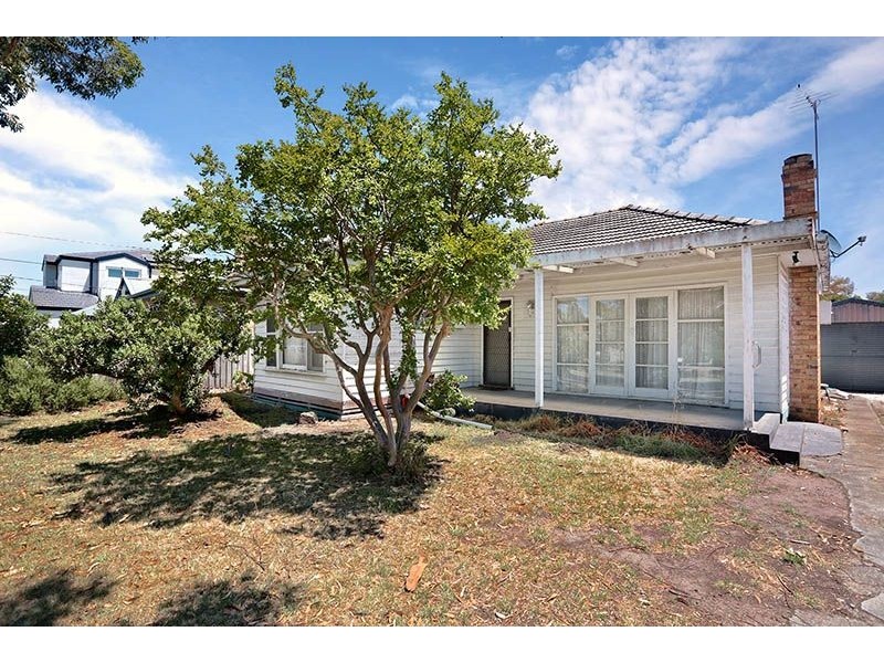 15 Grandison Grove, Oak Park VIC 3046