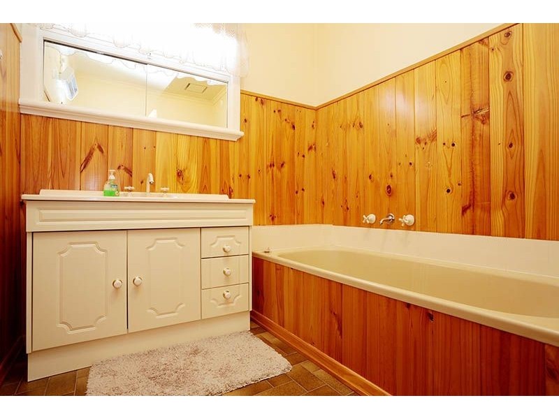 33 Anselm Grove, Glenroy VIC 3046