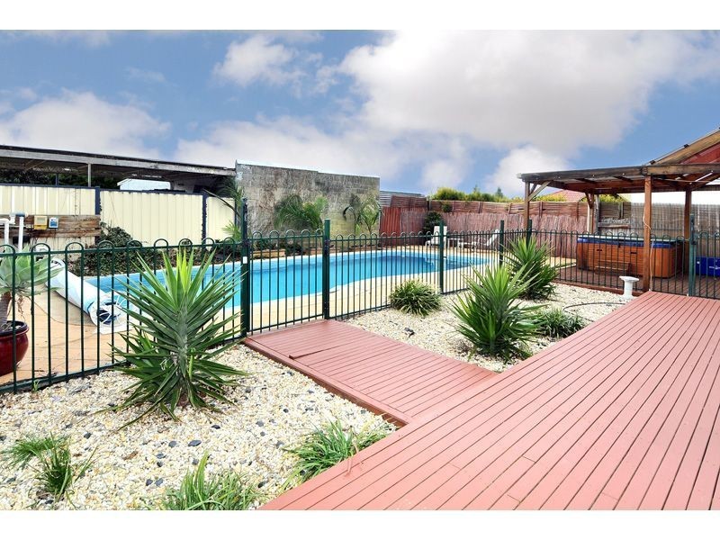 61 Snell Grove, Oak Park VIC 3046