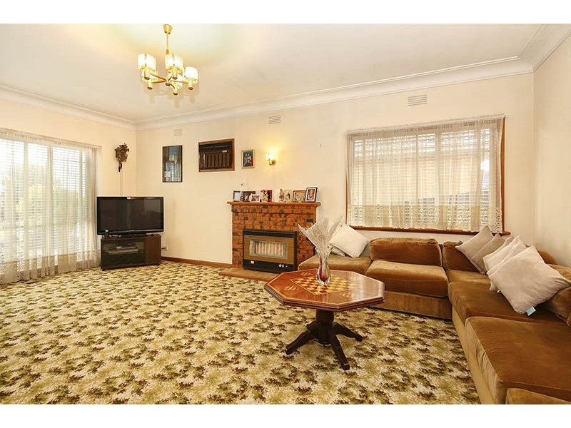 100 Snell Grove, Oak Park VIC 3046