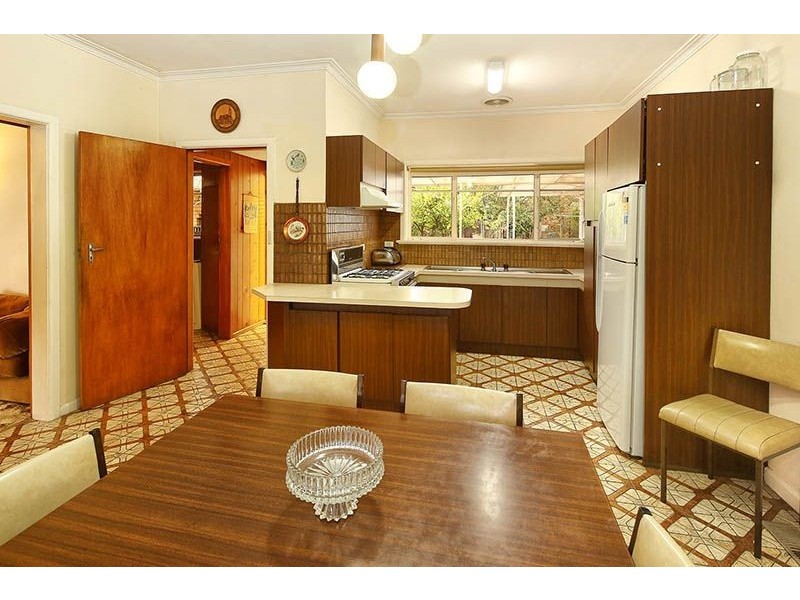 100 Snell Grove, Oak Park VIC 3046