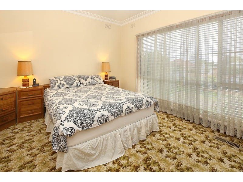 100 Snell Grove, Oak Park VIC 3046