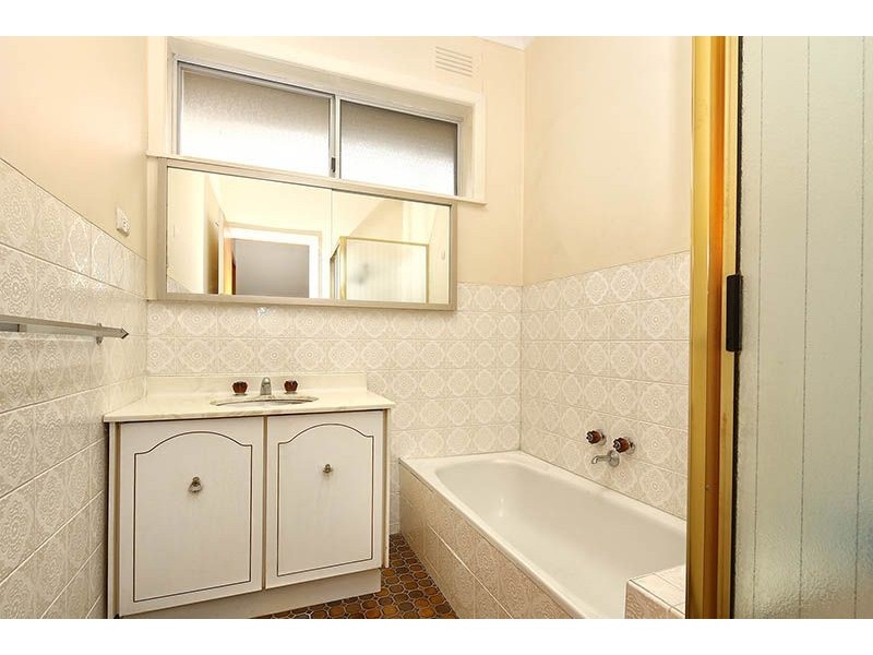 100 Snell Grove, Oak Park VIC 3046