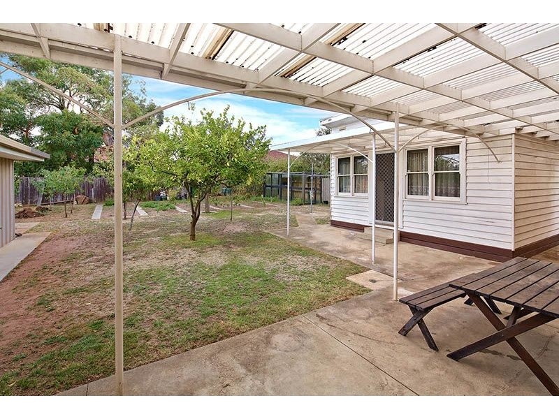 100 Snell Grove, Oak Park VIC 3046