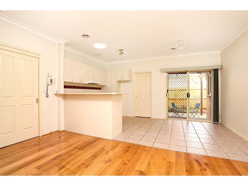 2/10 Gladstone Parade, Glenroy VIC 3046