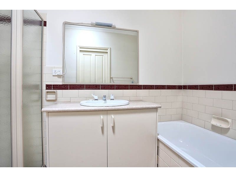 2/10 Gladstone Parade, Glenroy VIC 3046