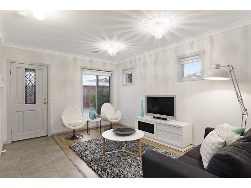 2/33 Gladstone Parade, Glenroy VIC 3046