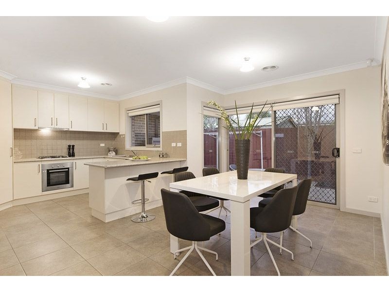 2/33 Gladstone Parade, Glenroy VIC 3046