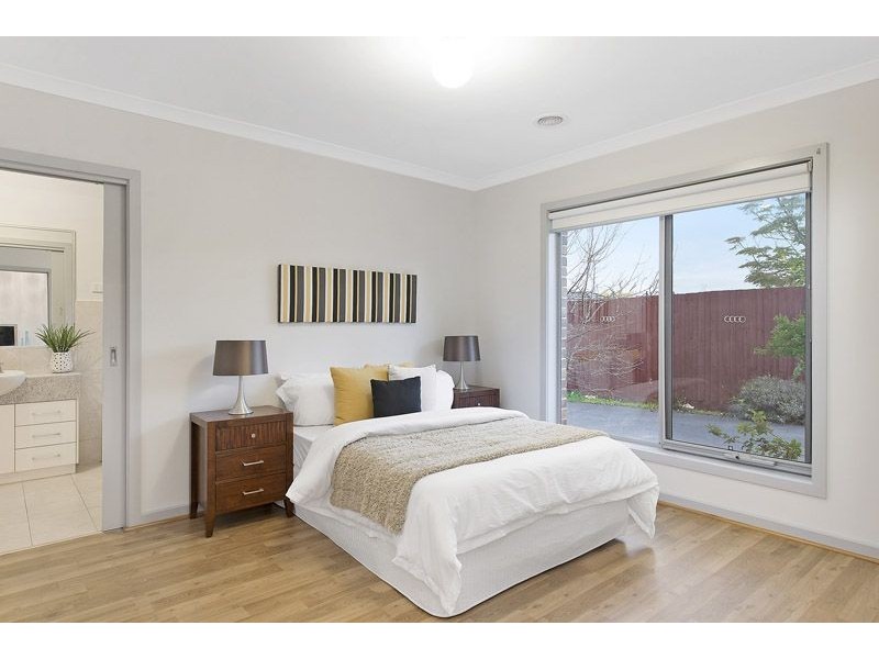 2/33 Gladstone Parade, Glenroy VIC 3046