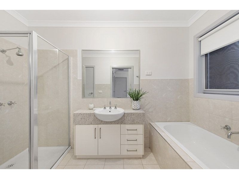 2/33 Gladstone Parade, Glenroy VIC 3046