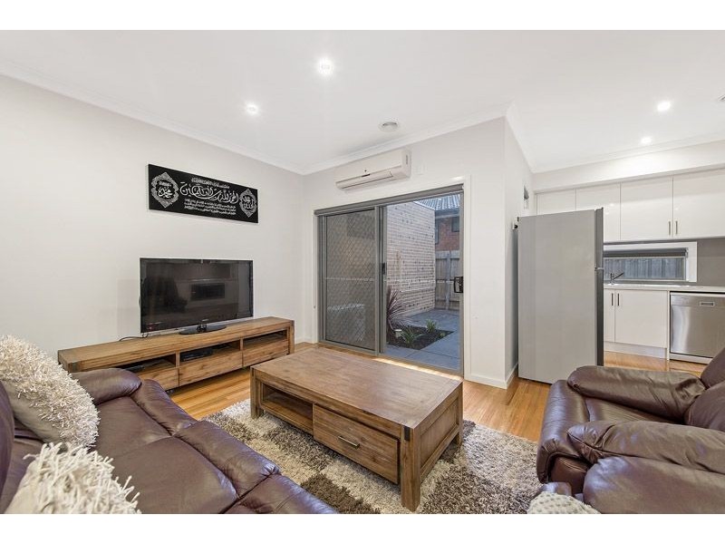 2/112 Cardinal Road, Glenroy VIC 3046