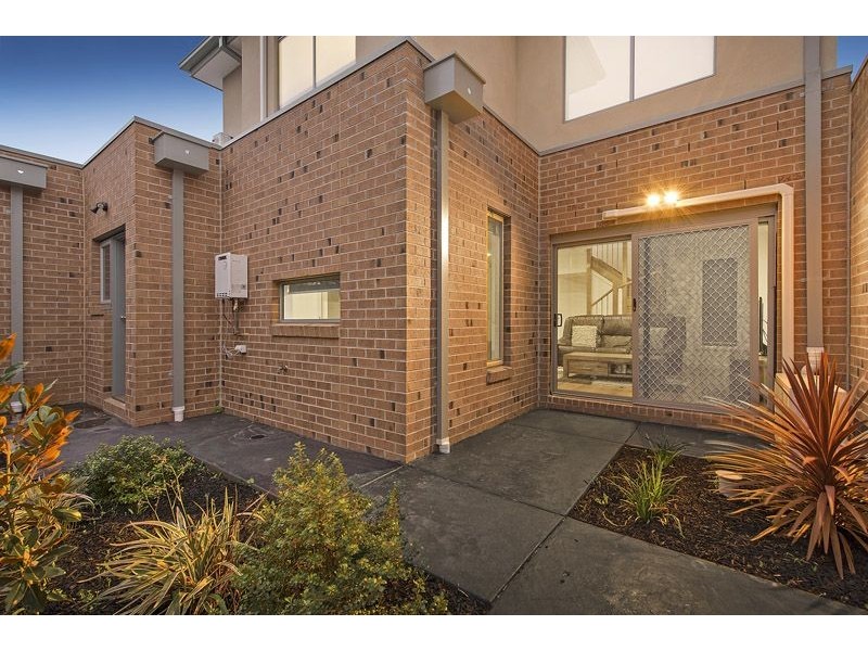 2/112 Cardinal Road, Glenroy VIC 3046