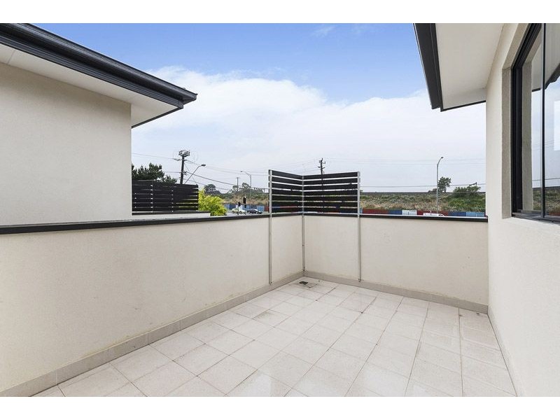 2 OR 3/5 Sunset Boulevard, Jacana VIC 3047