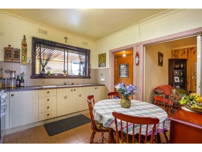 18 Barina Road, Oak Park VIC 3046