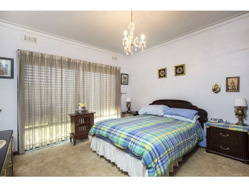 18 Barina Road, Oak Park VIC 3046