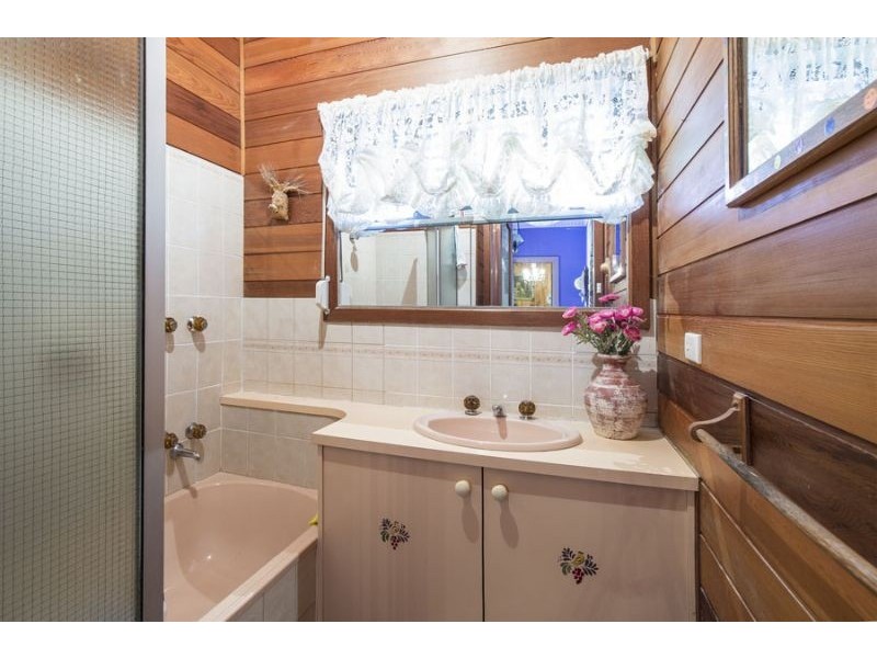 18 Barina Road, Oak Park VIC 3046