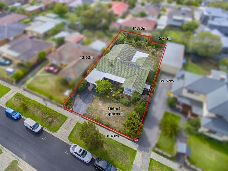 98 Snell Grove, Oak Park VIC 3046