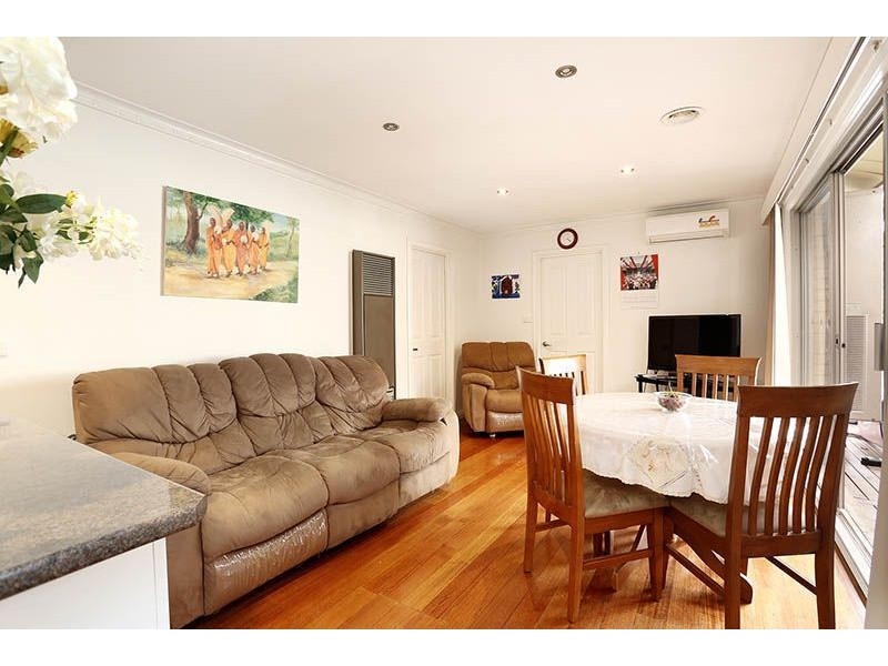 98 Snell Grove, Oak Park VIC 3046