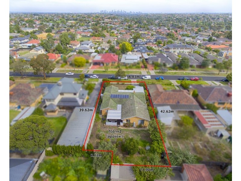 98 Snell Grove, Oak Park VIC 3046