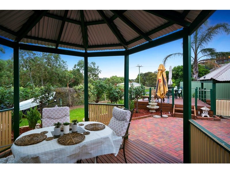 4 Athens Place, Oak Park VIC 3046