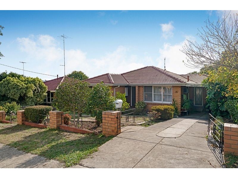16 Valley Crescent, Glenroy VIC 3046