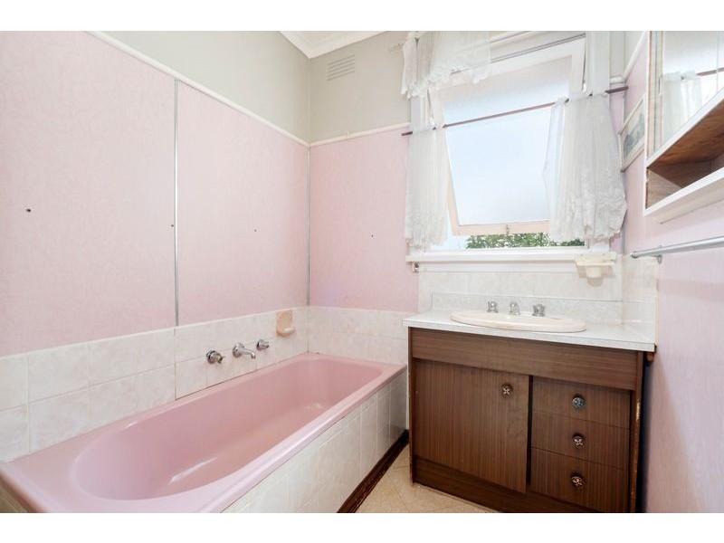 16 Valley Crescent, Glenroy VIC 3046