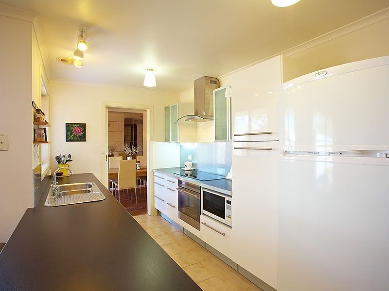 27 Simmons Drive, Altona VIC 3018