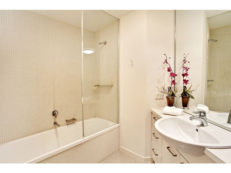 1004/15 Caravel Lane, Docklands VIC 3008