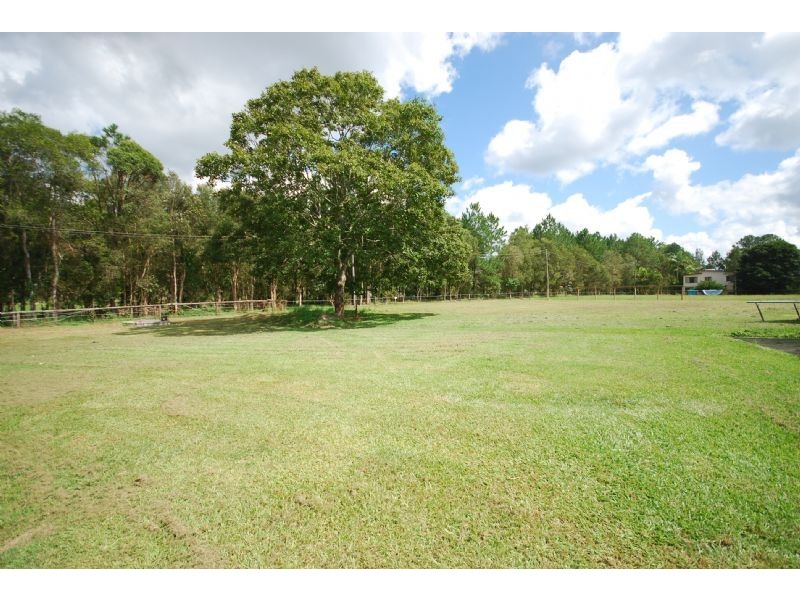 77 HARDWOOD RD, Landsborough QLD 4550