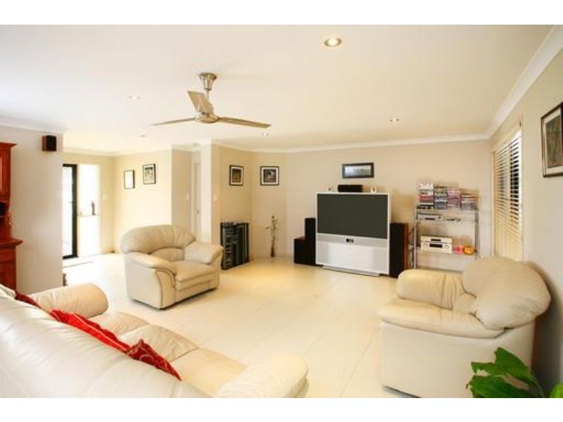 1 WINSTON COURT, Landsborough QLD 4550