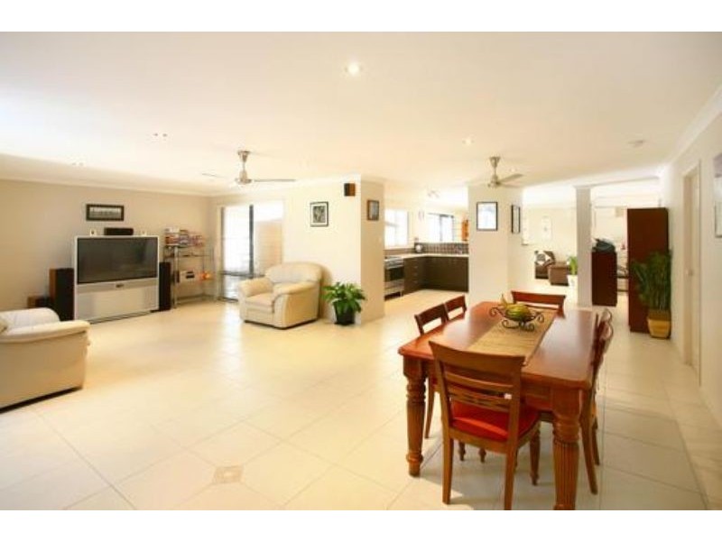 1 WINSTON COURT, Landsborough QLD 4550