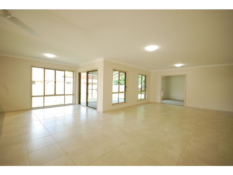 4 Dawn Court, Landsborough QLD 4550