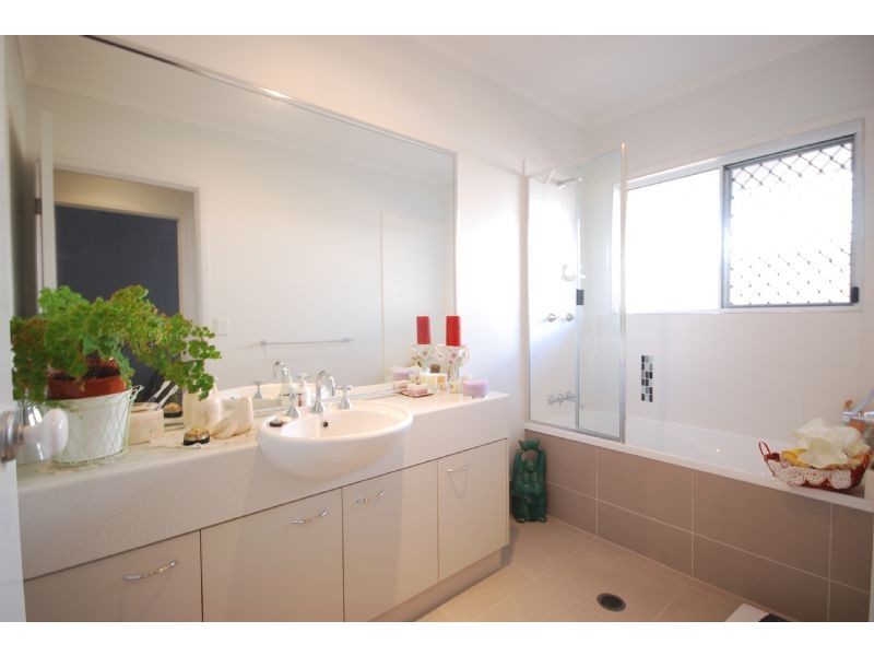 2/24-26 Coolamon Crescent, Beerwah QLD 4519