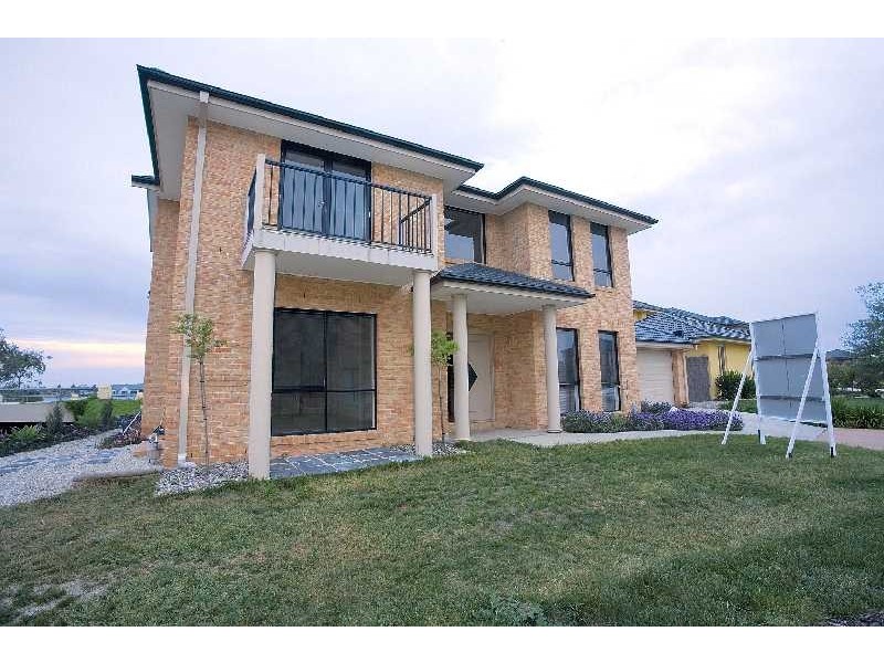 16 Sandy Point Road, Sanctuary Lakes VIC 3030