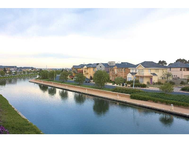 16 Sandy Point Road, Sanctuary Lakes VIC 3030