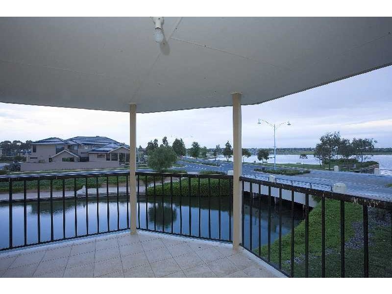 16 Sandy Point Road, Sanctuary Lakes VIC 3030