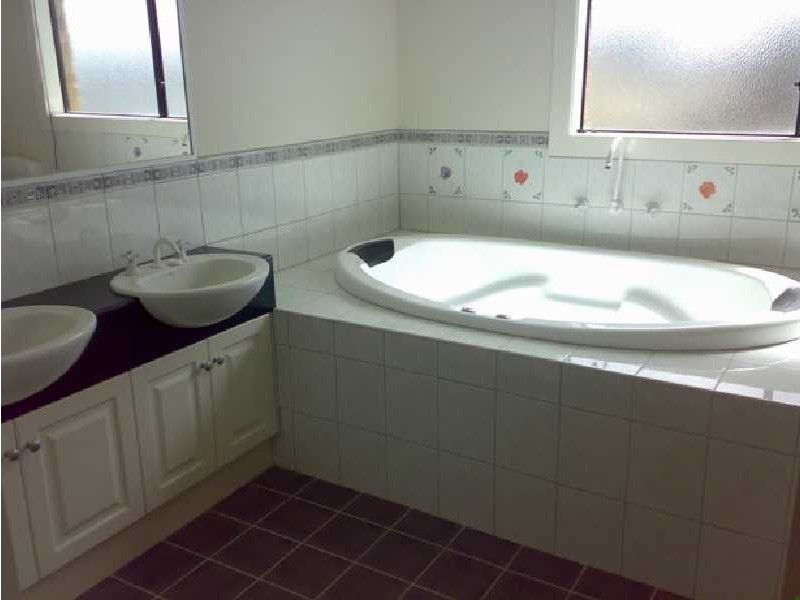 16 Sandy Point Road, Sanctuary Lakes VIC 3030