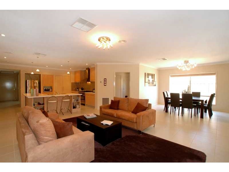 2 Tivoli Street, Point Cook VIC 3030