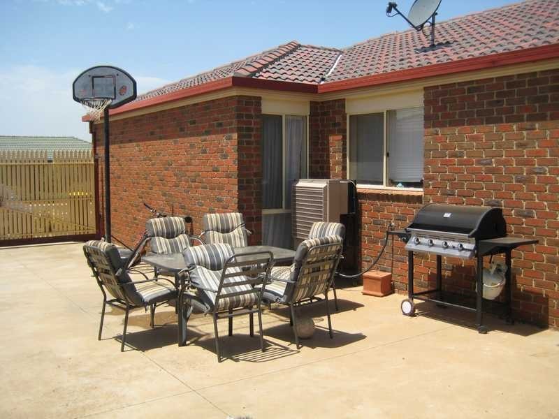 2/15 Priorswood Drive, Hoppers Crossing VIC 3029