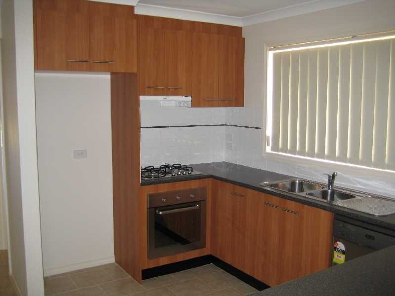 2/8 Macadamia Grove, Werribee VIC 3030