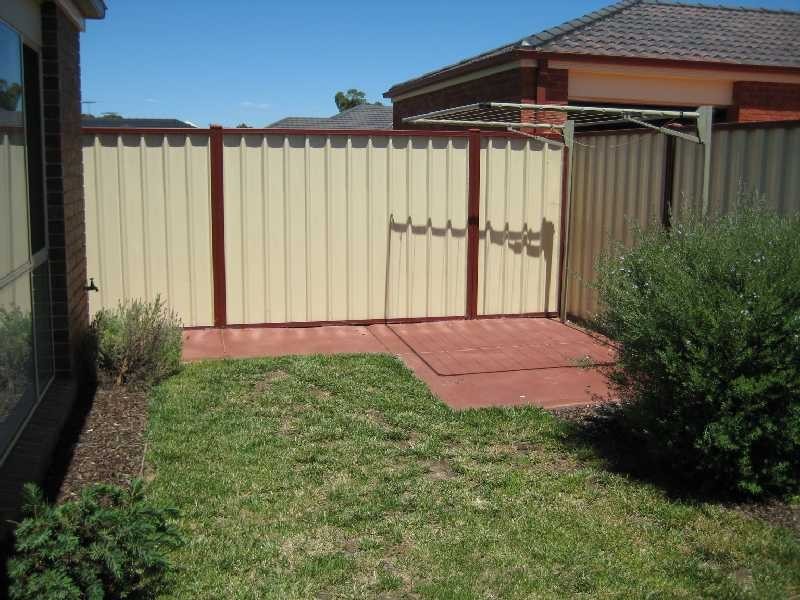 2/8 Macadamia Grove, Werribee VIC 3030