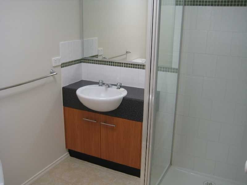 2/8 Macadamia Grove, Werribee VIC 3030