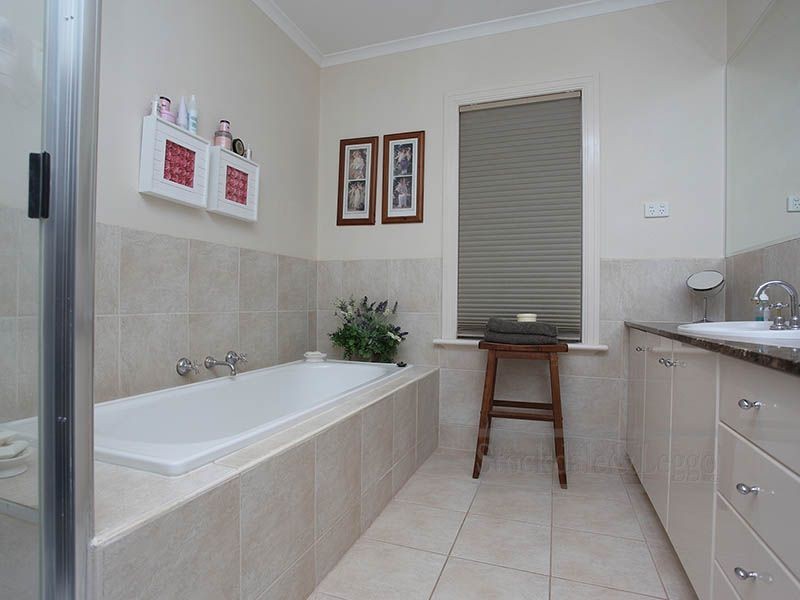 16 Westleigh Drive, Werribee VIC 3030