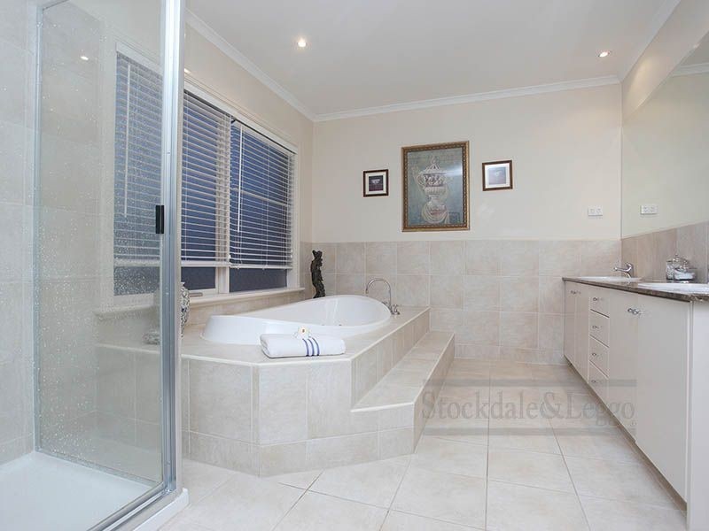 16 Westleigh Drive, Werribee VIC 3030